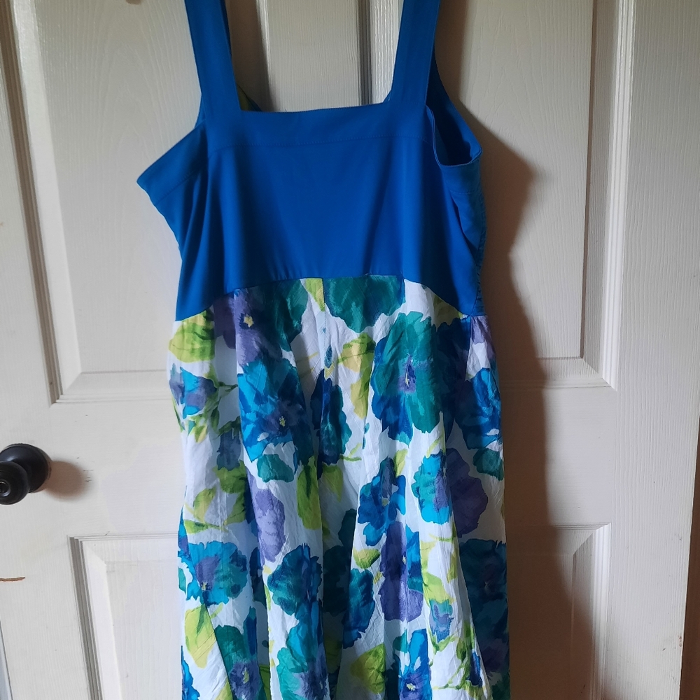 Dress - Picture 4 of 4